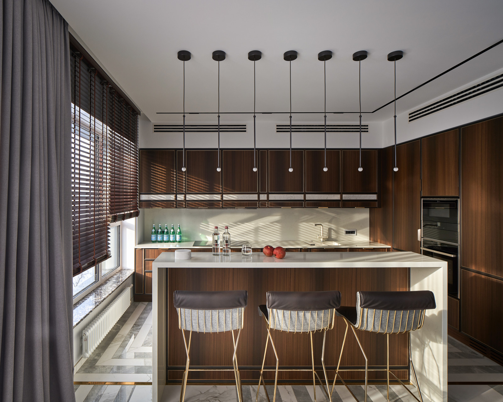 Барная стойка и кухня