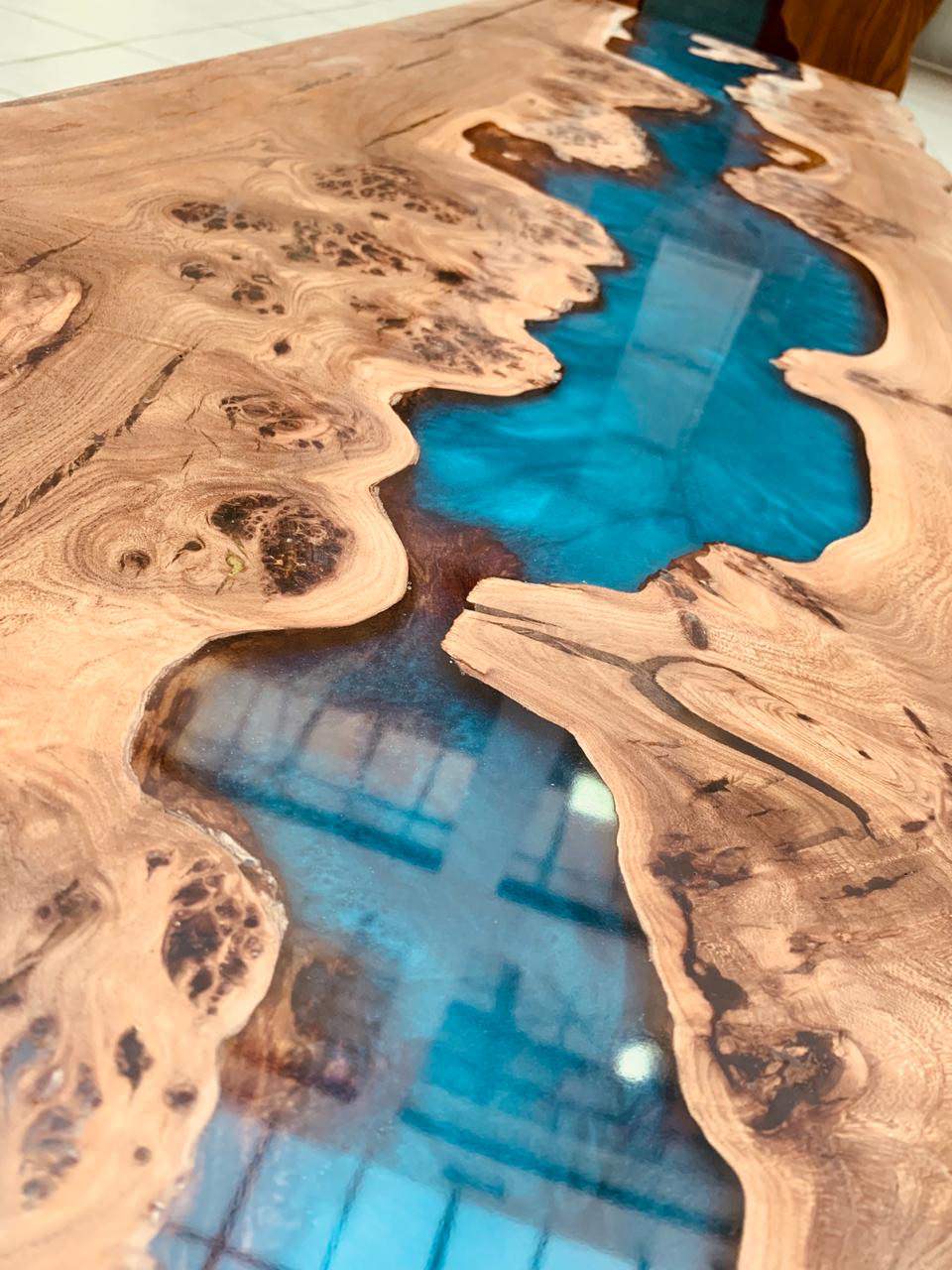 Столешница с водопадом и ящиками из карагача с серо-голубой рекой.