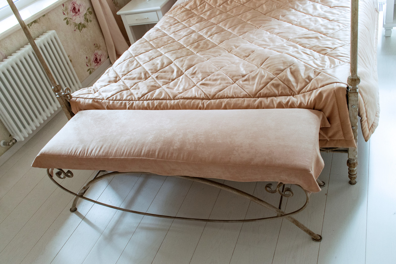 Спальня в светлых тонах.