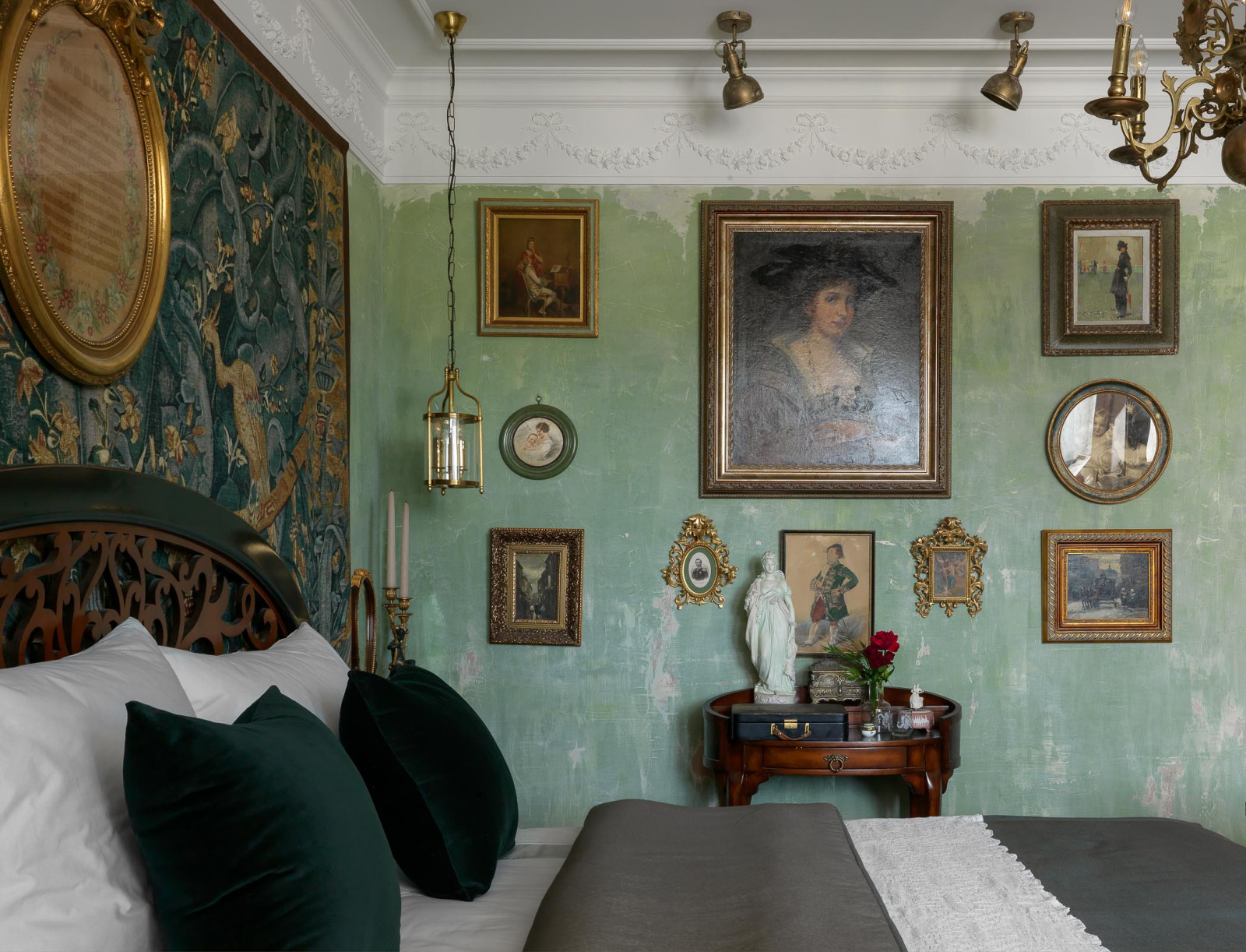 КВАРТИРА С АНТИКВАРНОЙ МЕБЕЛЬЮ (90 М.КВ) И ПРЕДМЕТАМИ ИСКУССТВА