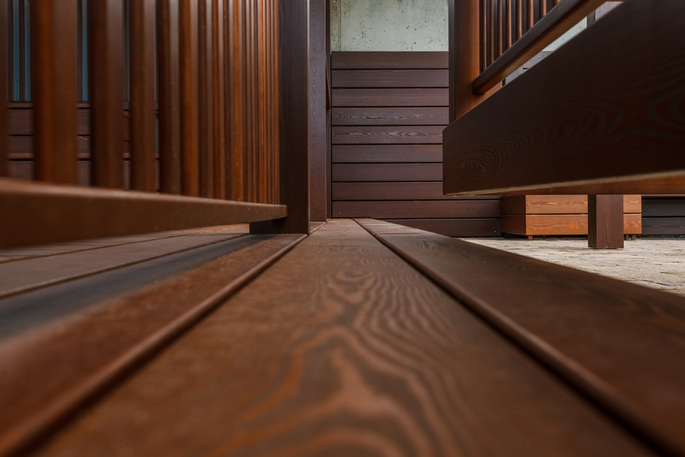 Качели на эксплуатируемой кровле из лиственницы