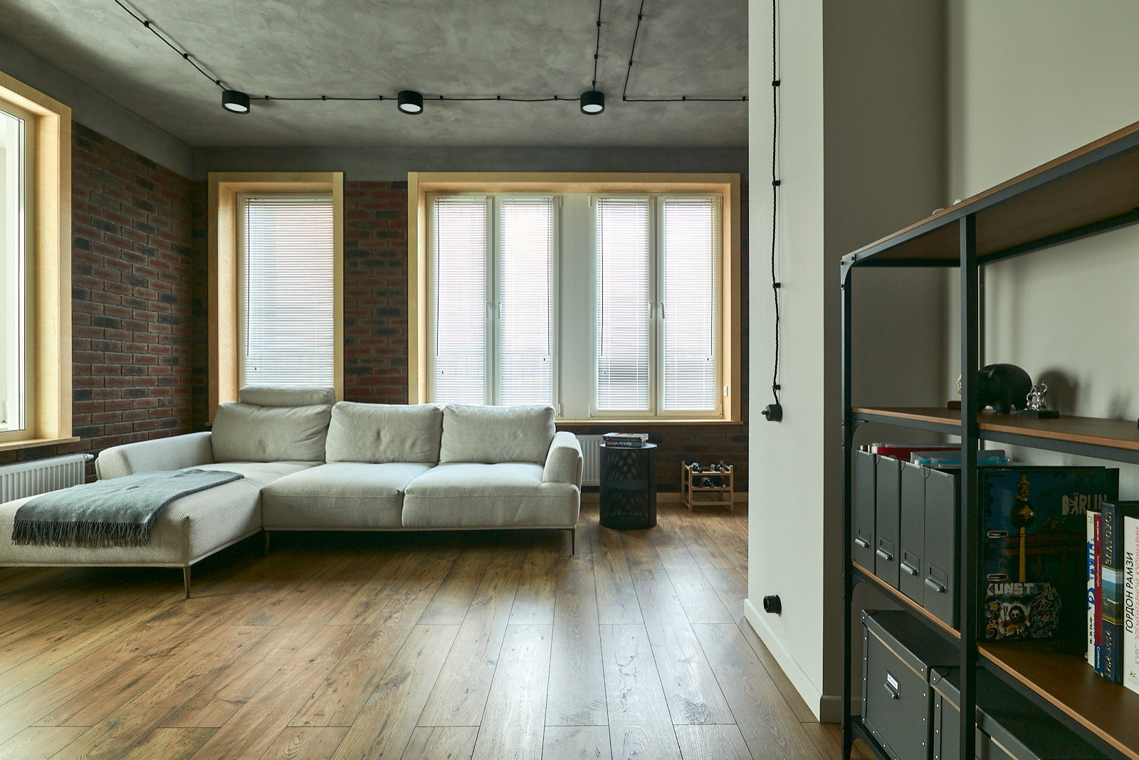 Houzz тур: Первая квартира для поклонника экстрима и фотографии