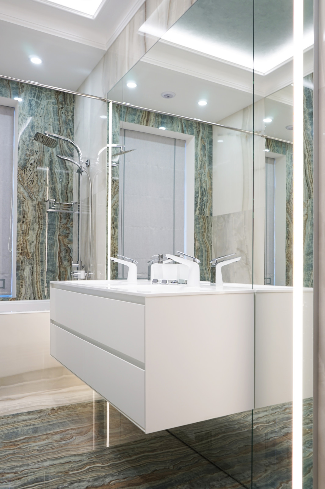 Фото готового интерьера. Второй этаж загородного дома, пространство спален в дом