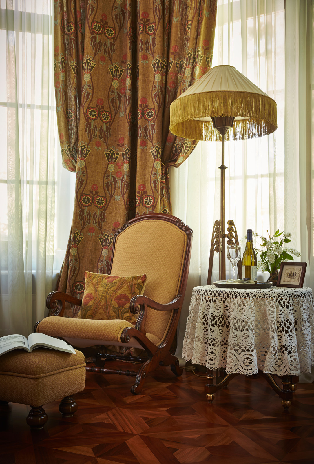 Уютное кресло в гостиной