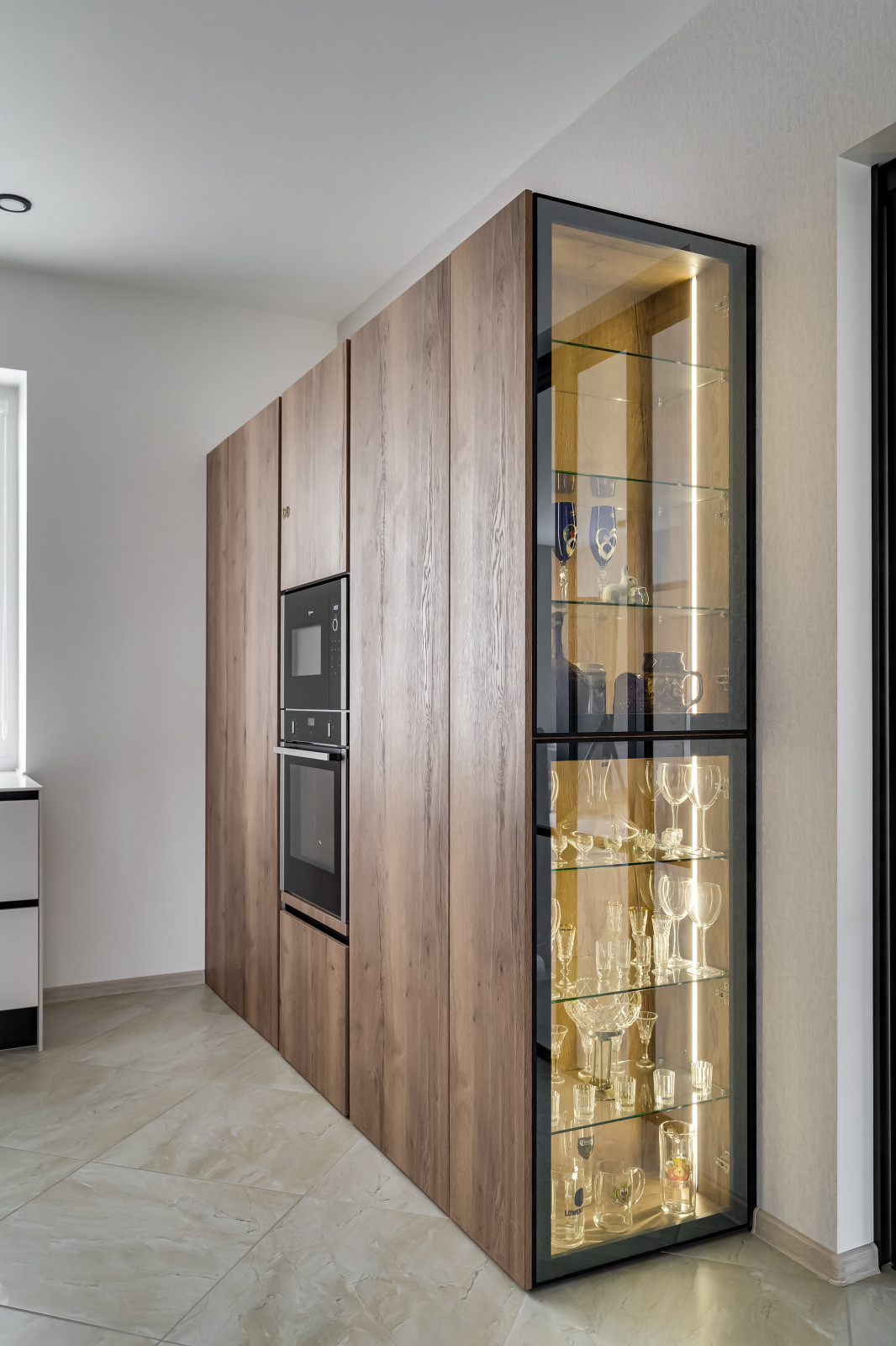 Кухня в современном стиле для загородного дома