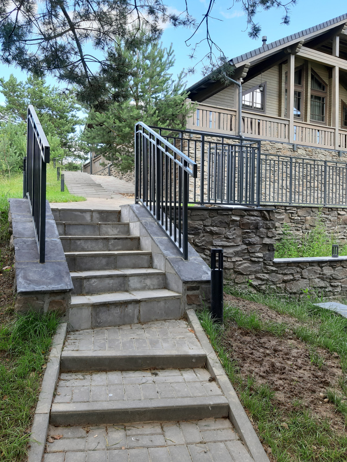 Дом из бруса в стиле шале.