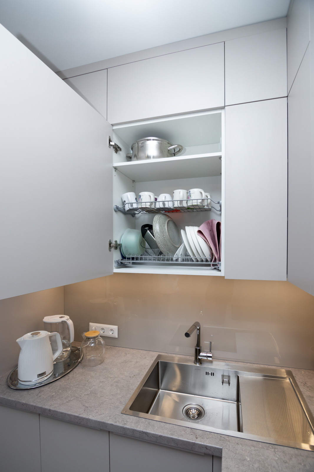 Современная угловая кухня в нежно-сером цвете