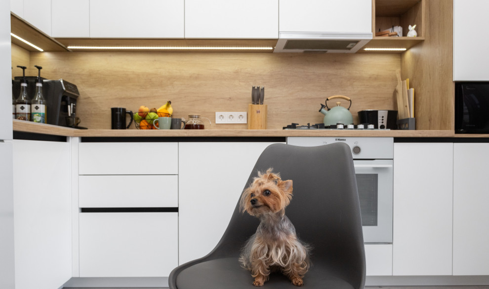 Кухня в современном стиле с витринами в Калининграде