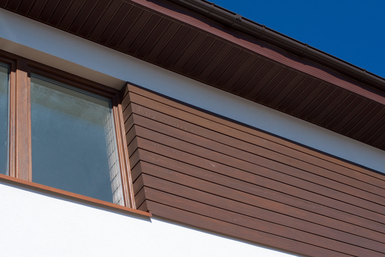 Отделка элементов фасада и ограды планкеном из лиственницы