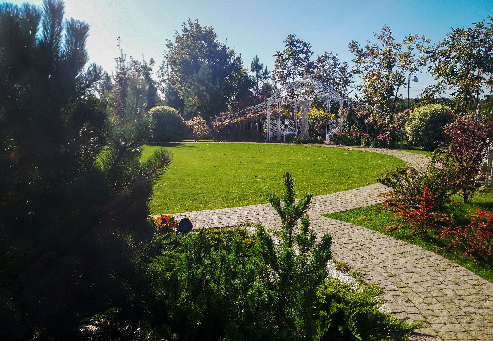 Сад на Пятницком шоссе.  Дизайнер Лариса Юрова