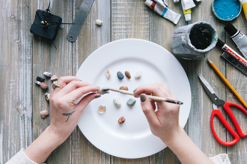 DIY: Оригинальные настенные часы своими руками из морской гальки