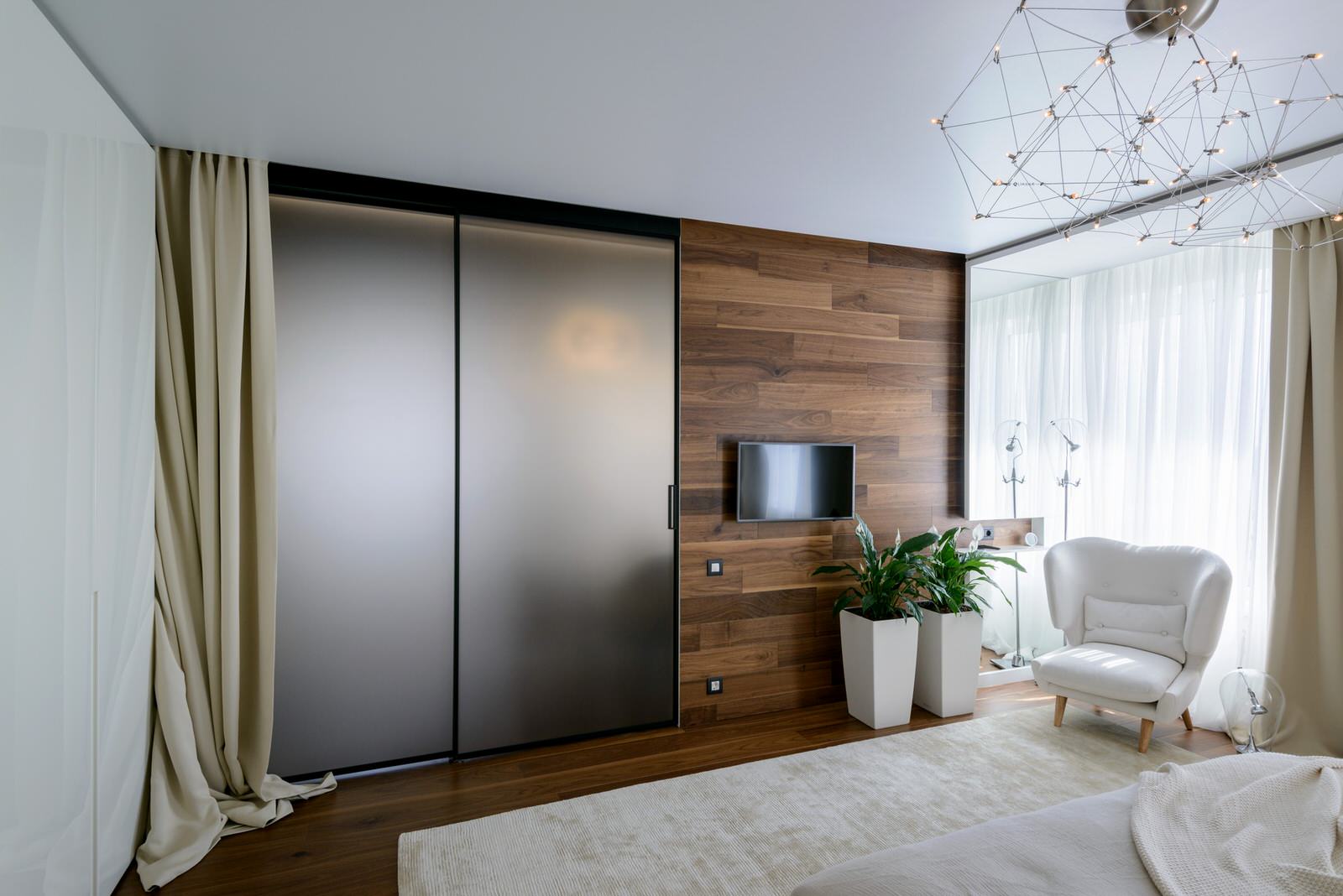 Просторная квартира с деревянными колоннами