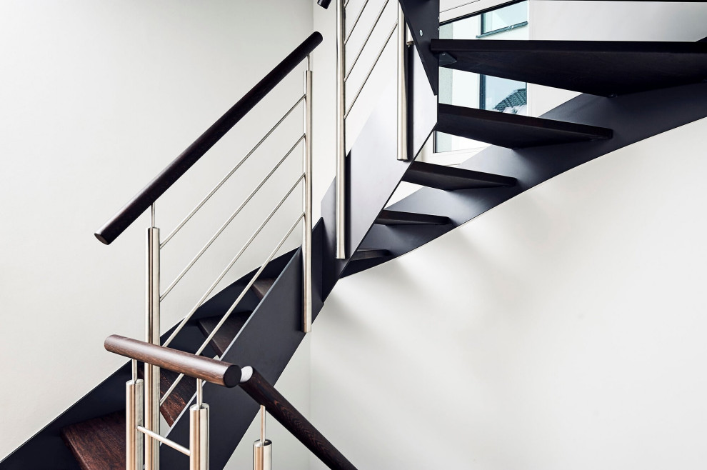 Консольная лестница в темных тонах