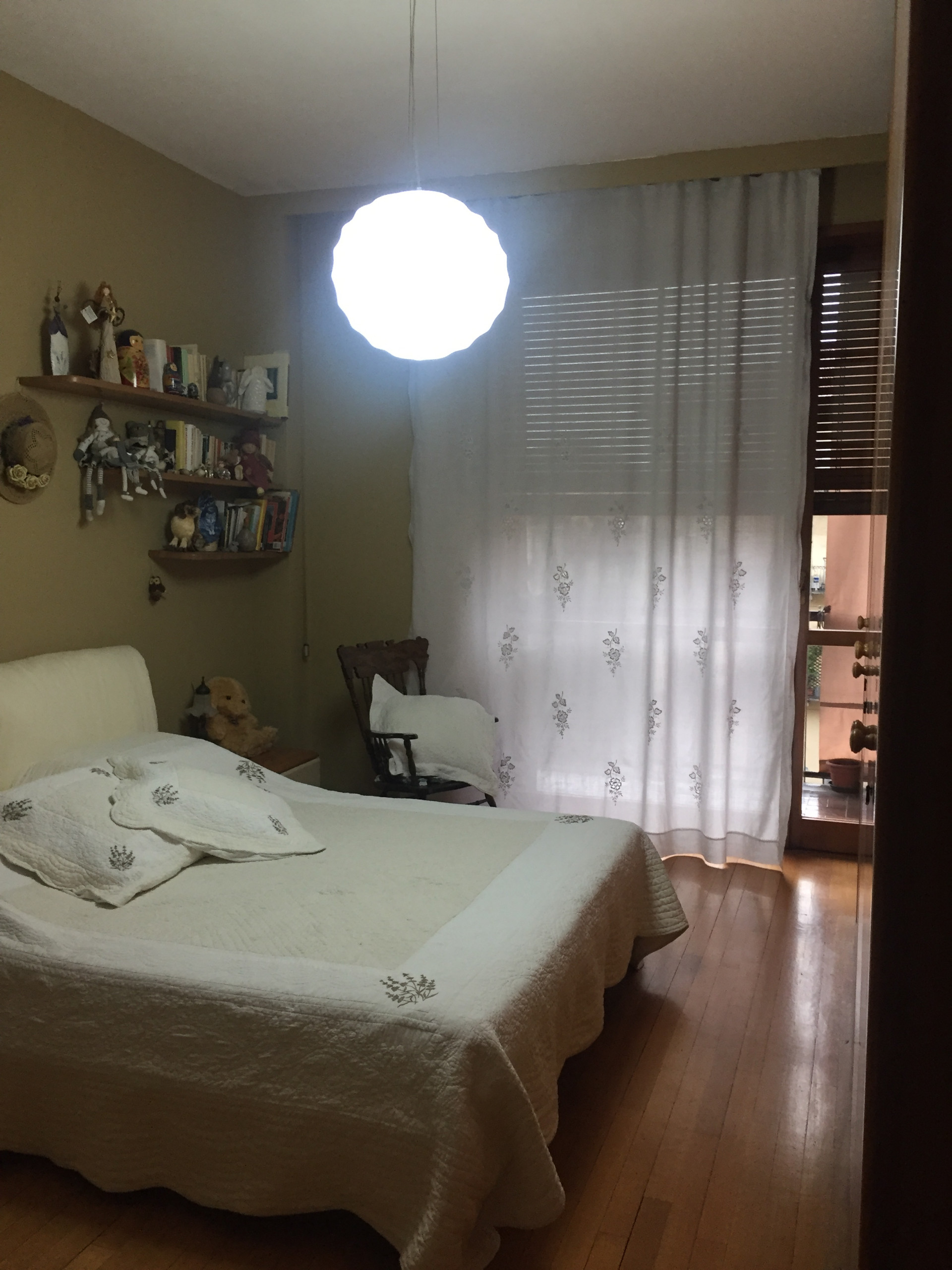 Houzz Италия: Квартира со шкафом-воронкой в прихожей