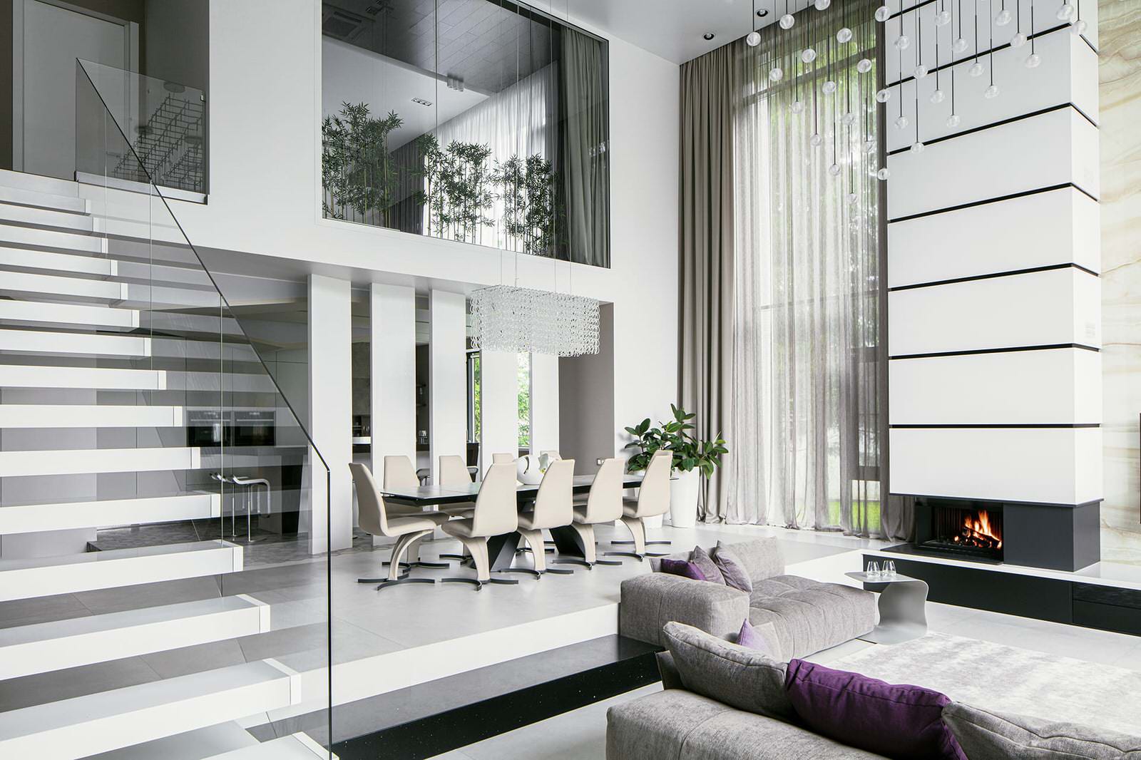 Большой красивый белый дом