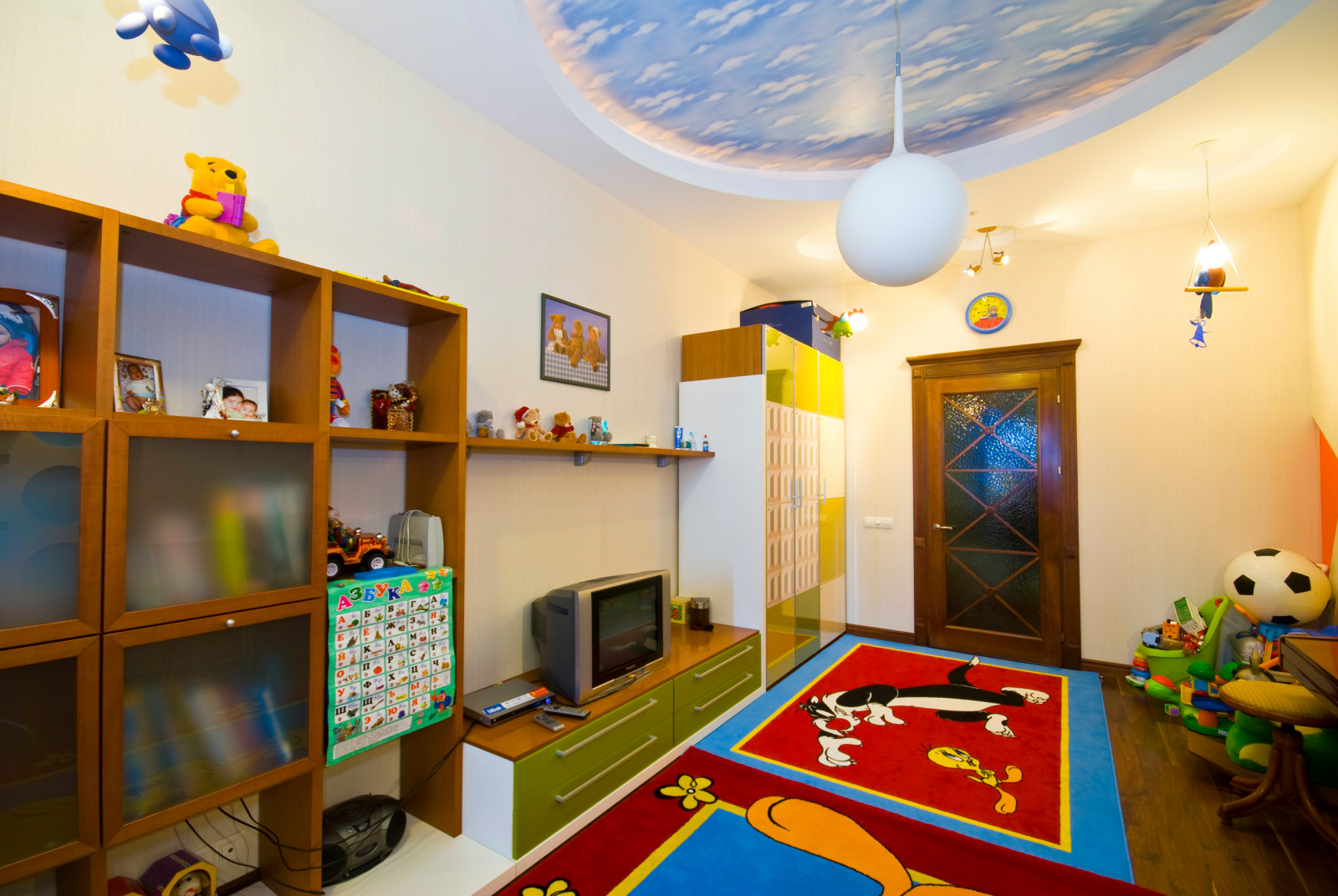 Яркая детская комната