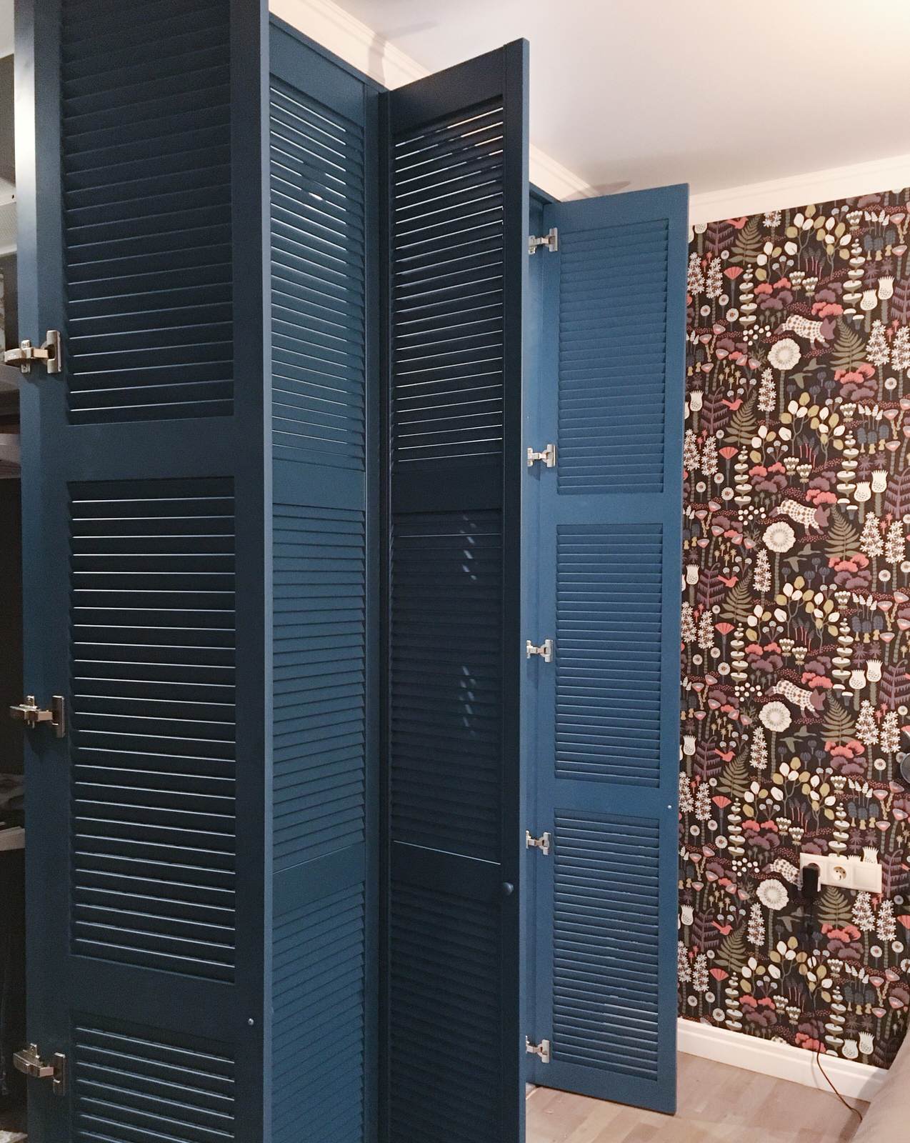 Синие двери для гардеробной и санузла