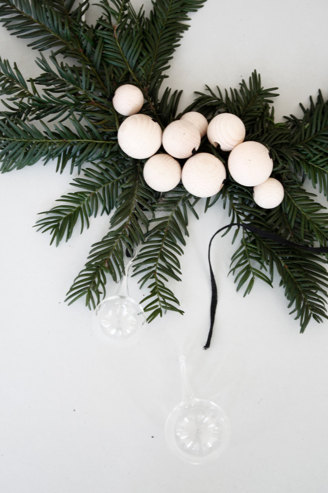 Своими руками: Новогодний венок на дверь за 30 минут