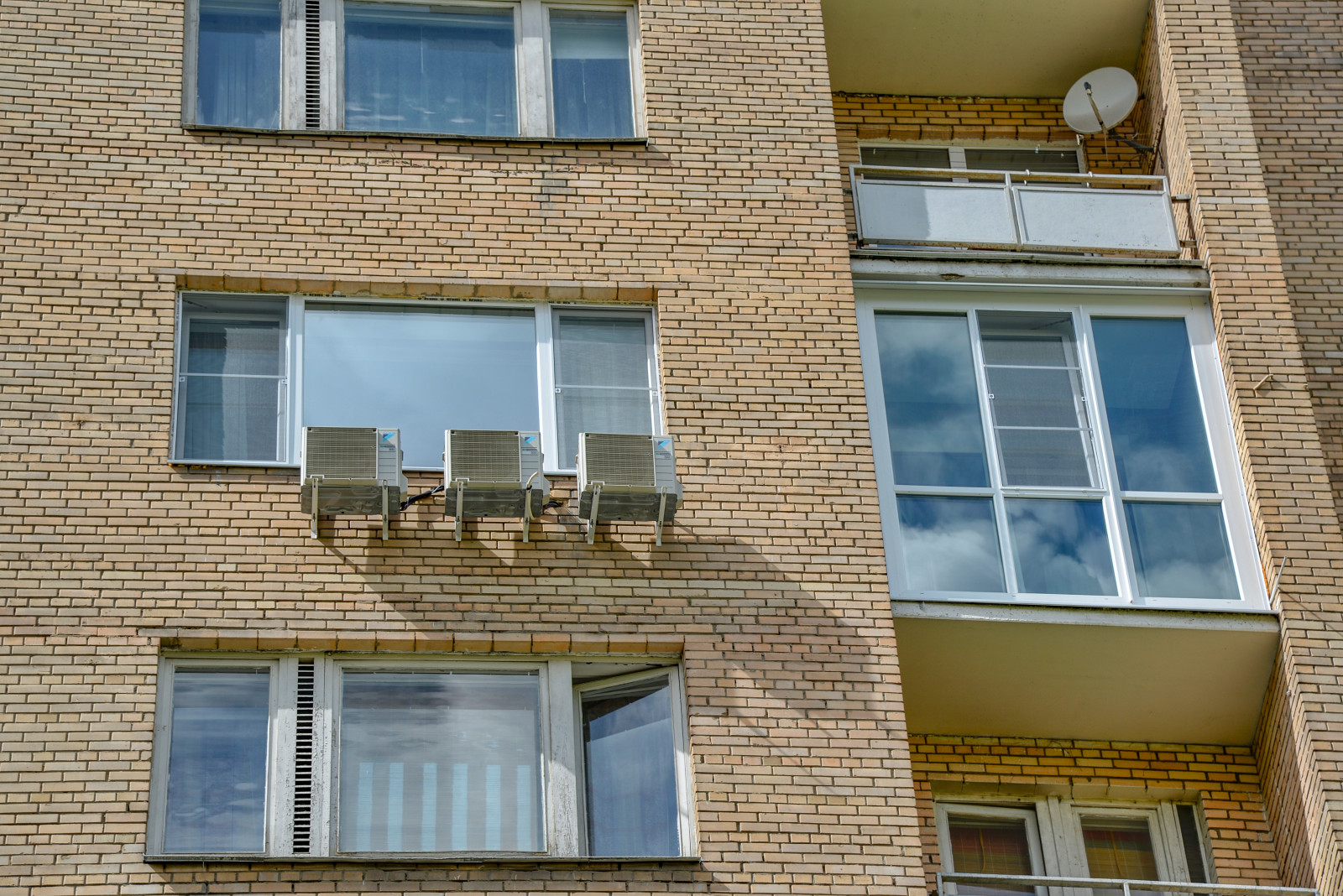 Замена старого остекления на пластиковые изделия Rehau GRAZIO.