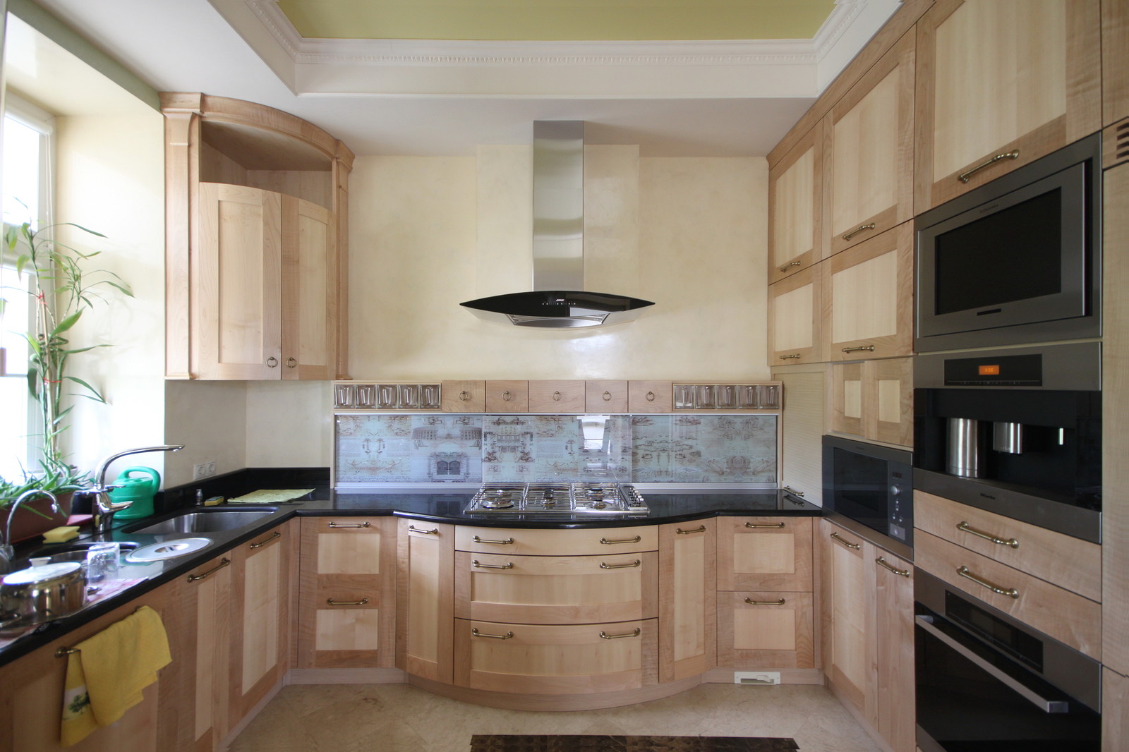 Кухня с кленовым фасадом и всякими хитростями