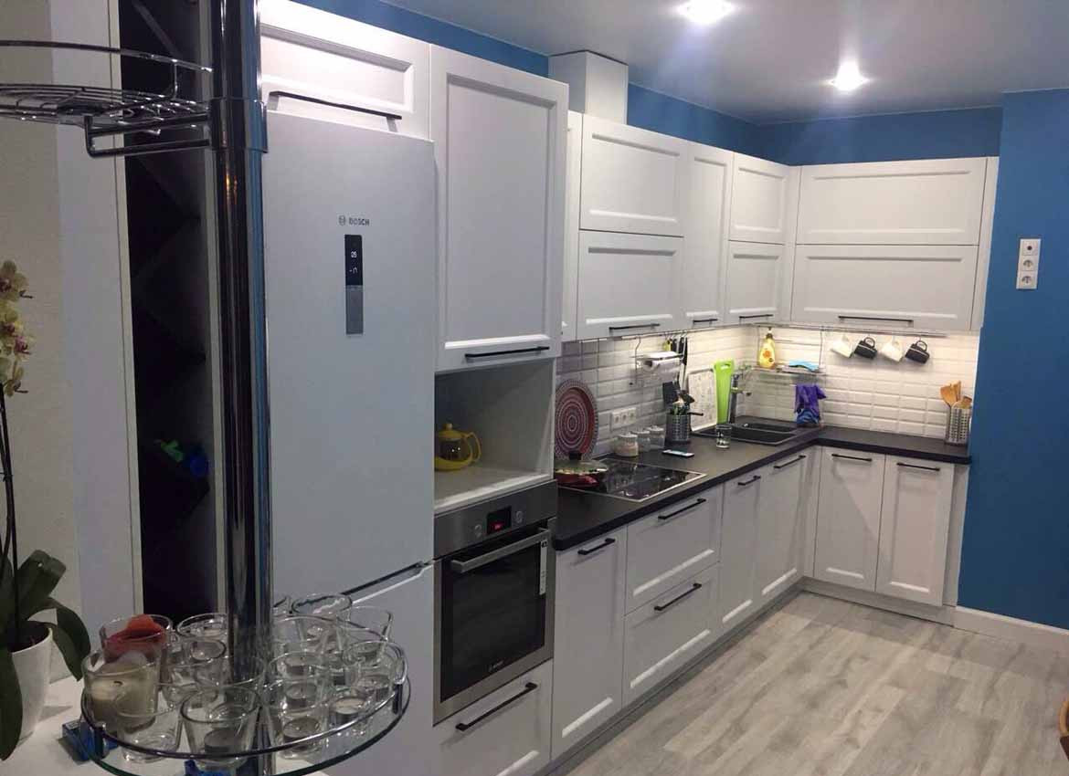 Кухни с окрашенными фасадами