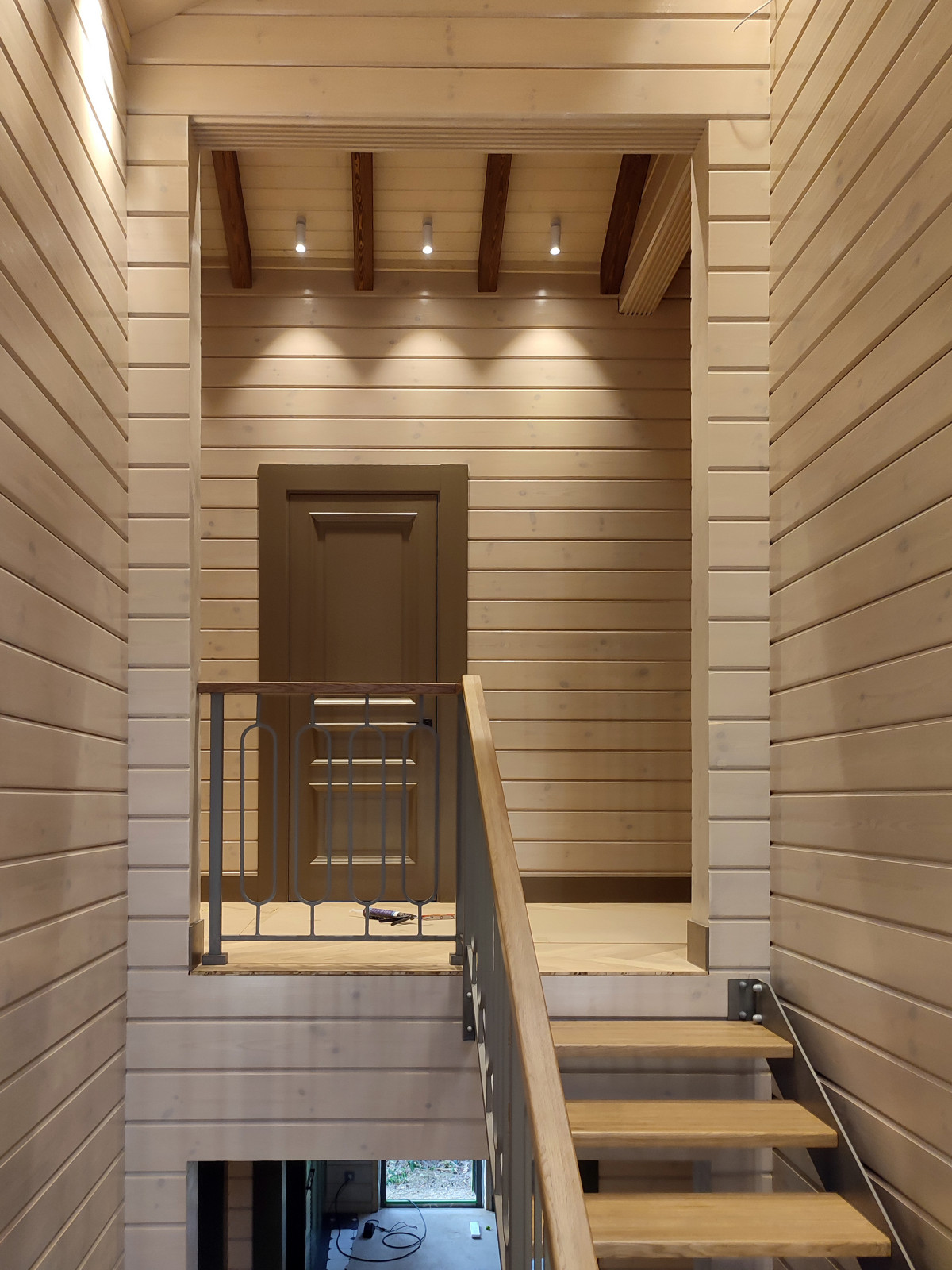 Лестница открытого типа с дубовыми ступенями