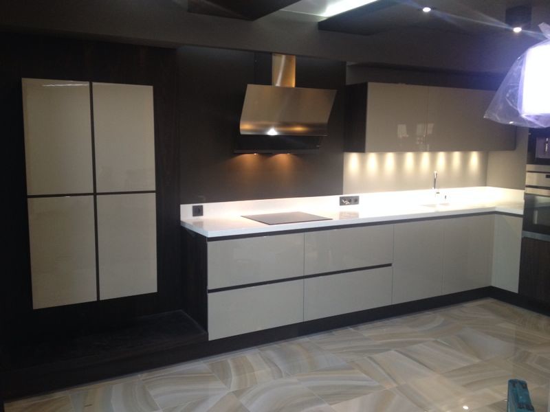 Обложка проекта: Кухня с врезными ручками