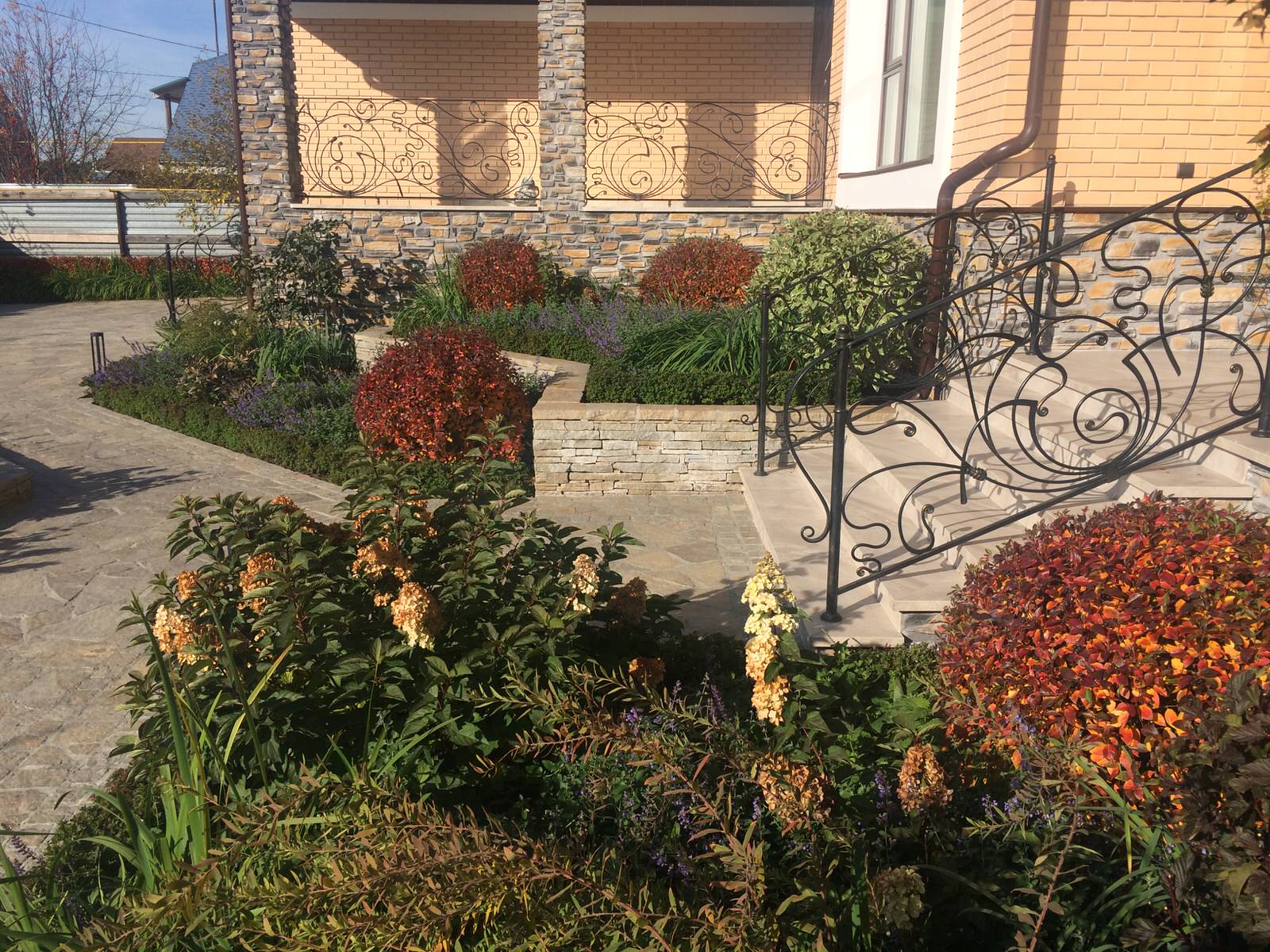 Сад с подпорными стенами