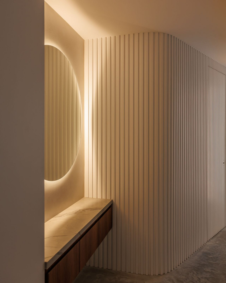 Матовая декоративная штукатурка и дерево: натуральный акцент в интерьере спальни