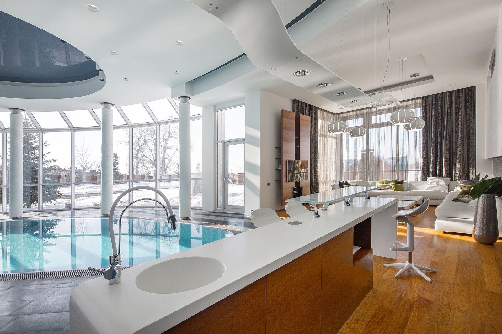 Дом с бассейном