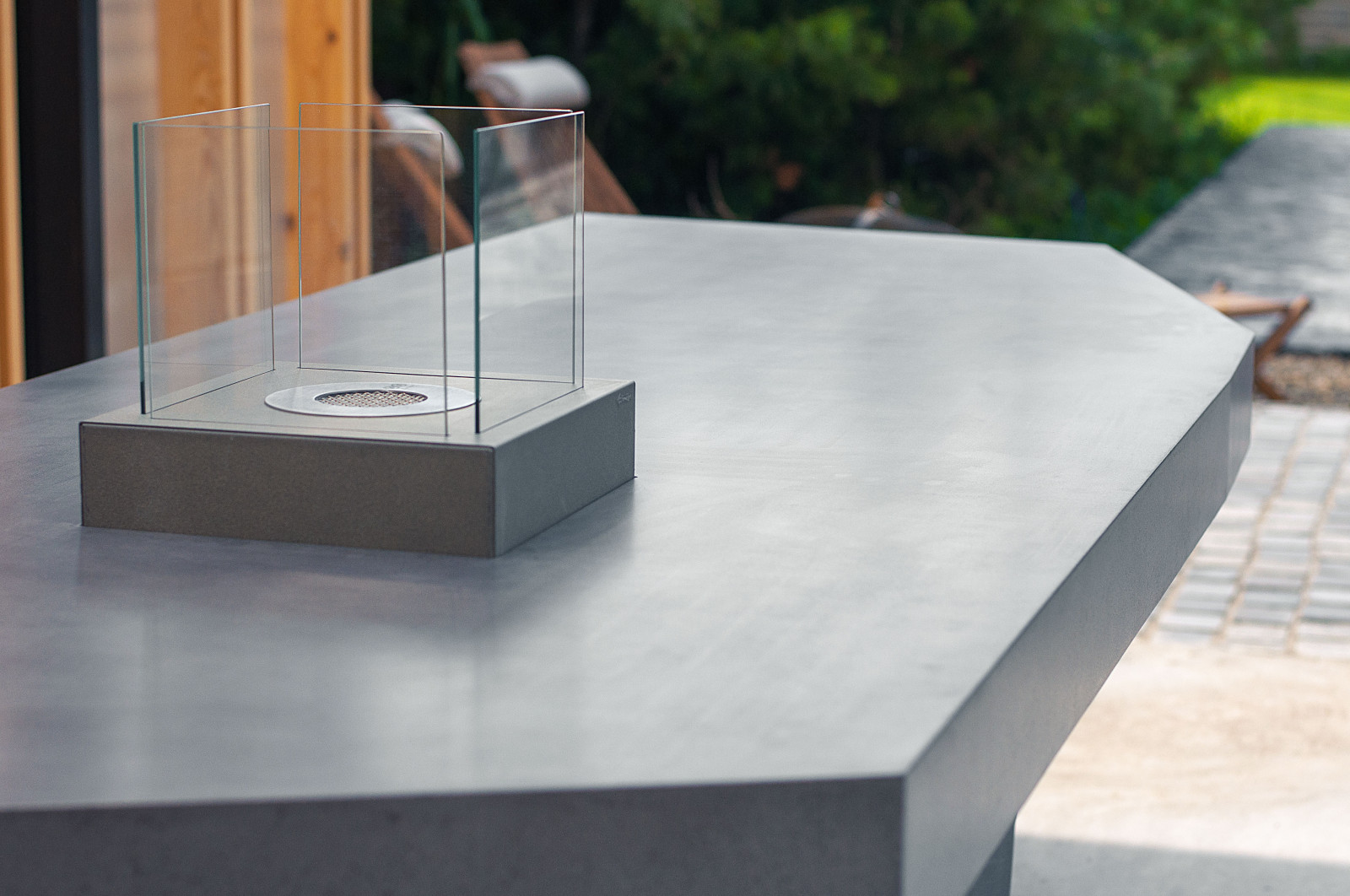 Стол из бетона на террасе