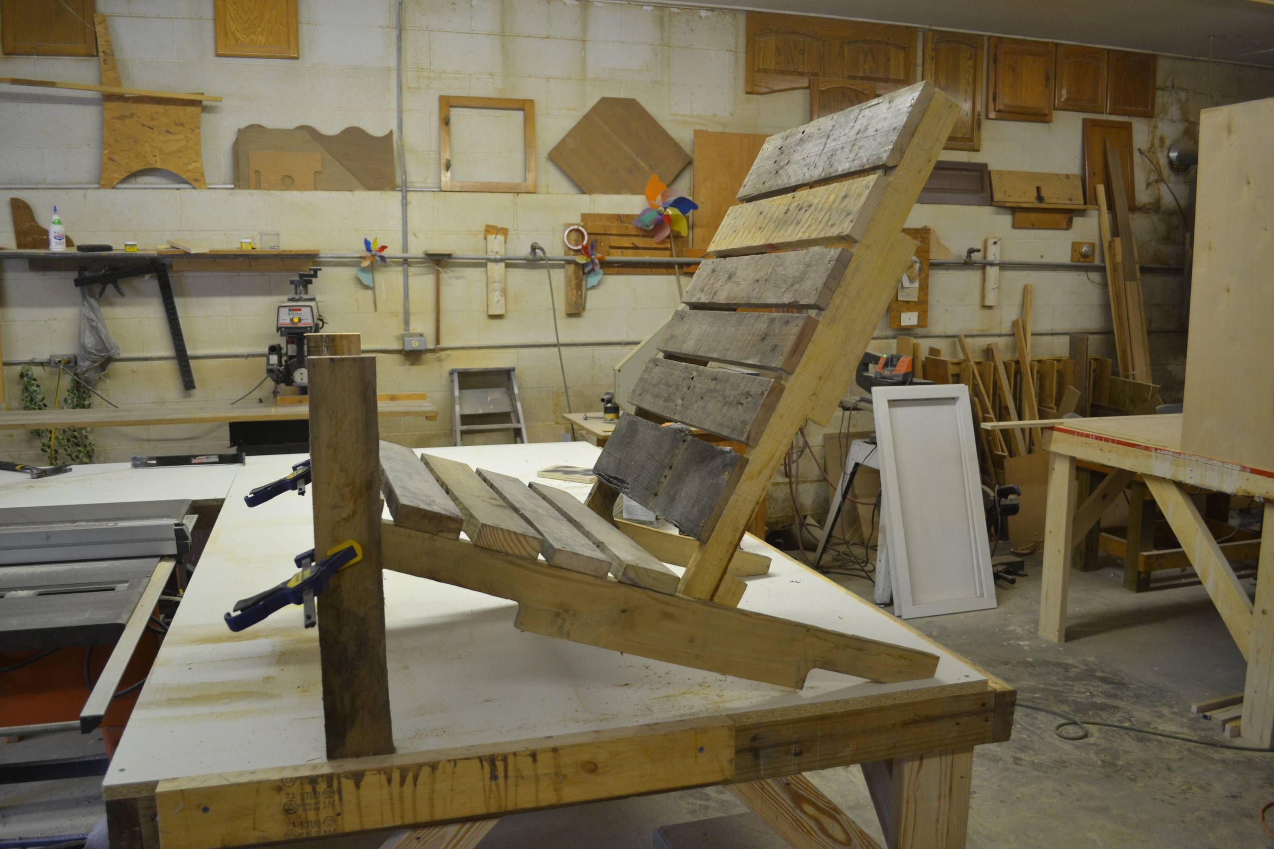 DIY: Кресло из поддонов своими руками для открытой террасы