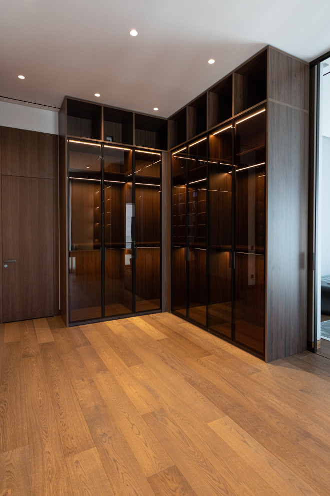 Гардеробная комната с распашными стеклянными RPE фасадами