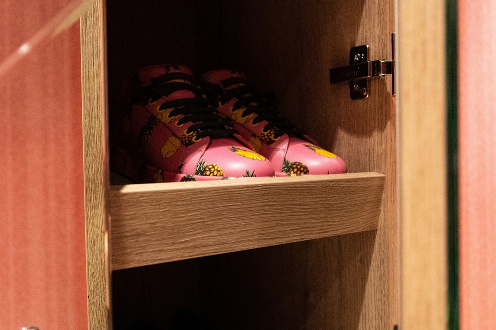 Распашной зеркальный шкаф raumplus