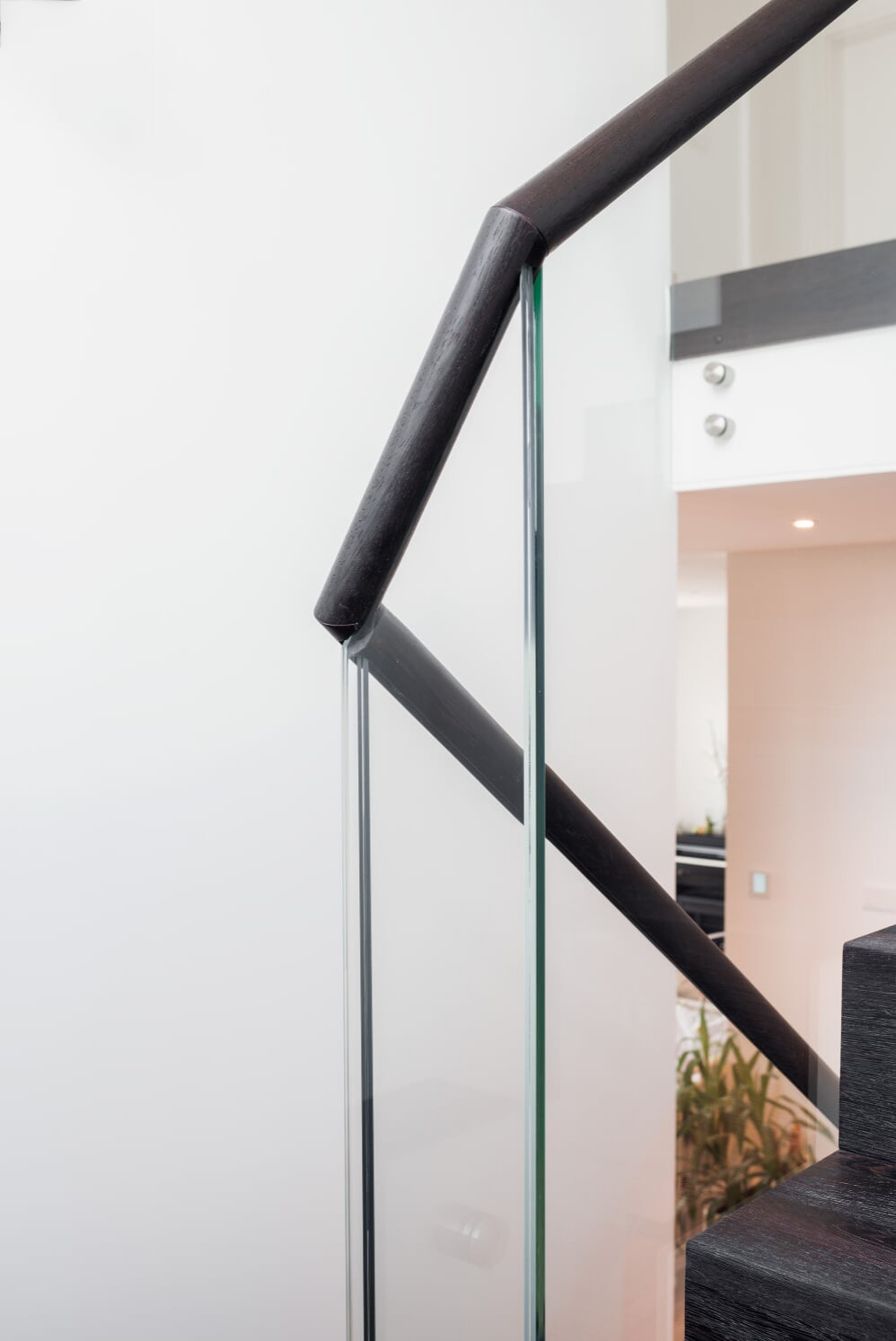 Лестница венге со стеклянной балюстрадой и деревянными перилами