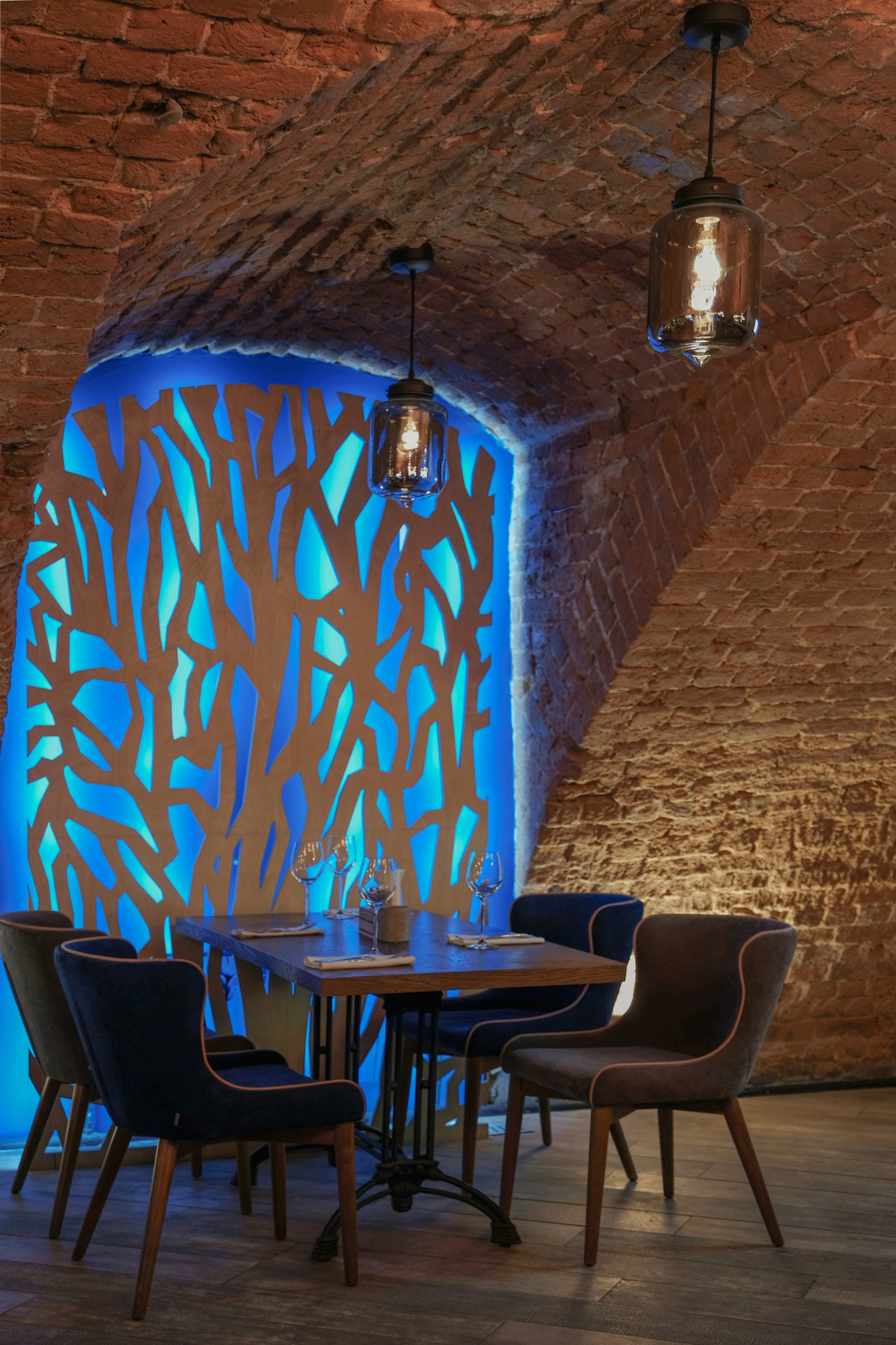 Обложка проекта: Винный погреб с барной стойкой из дров и камином