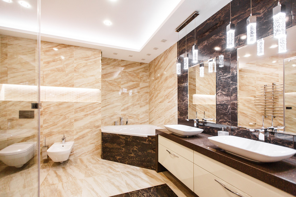 Современная квартира с мрамором на стенах