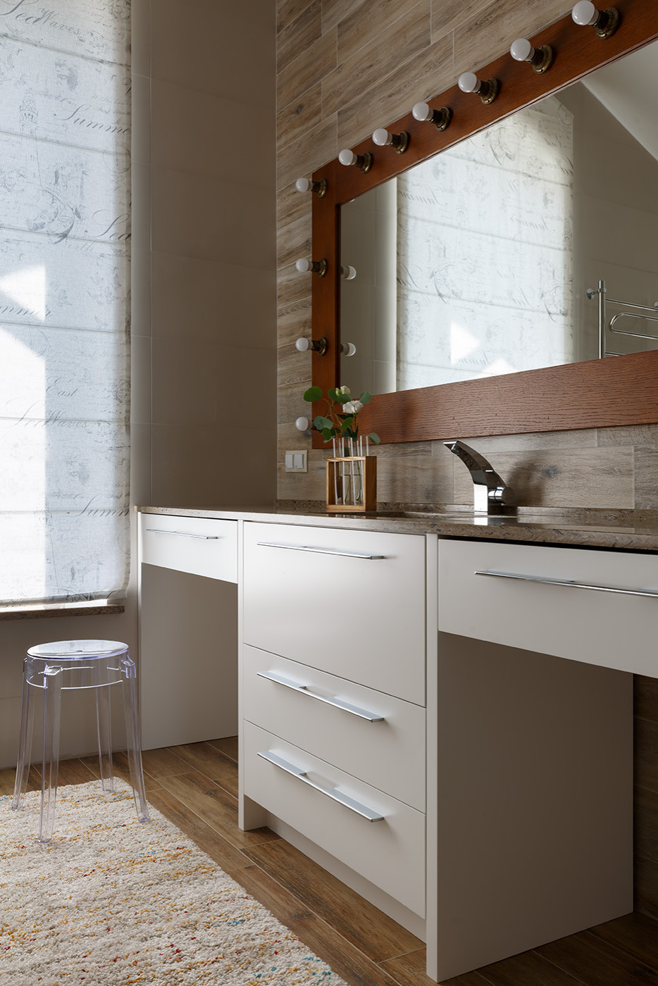 Cambria Lincolnshire ванная/туалет. Столешницы с мойками, плинтус