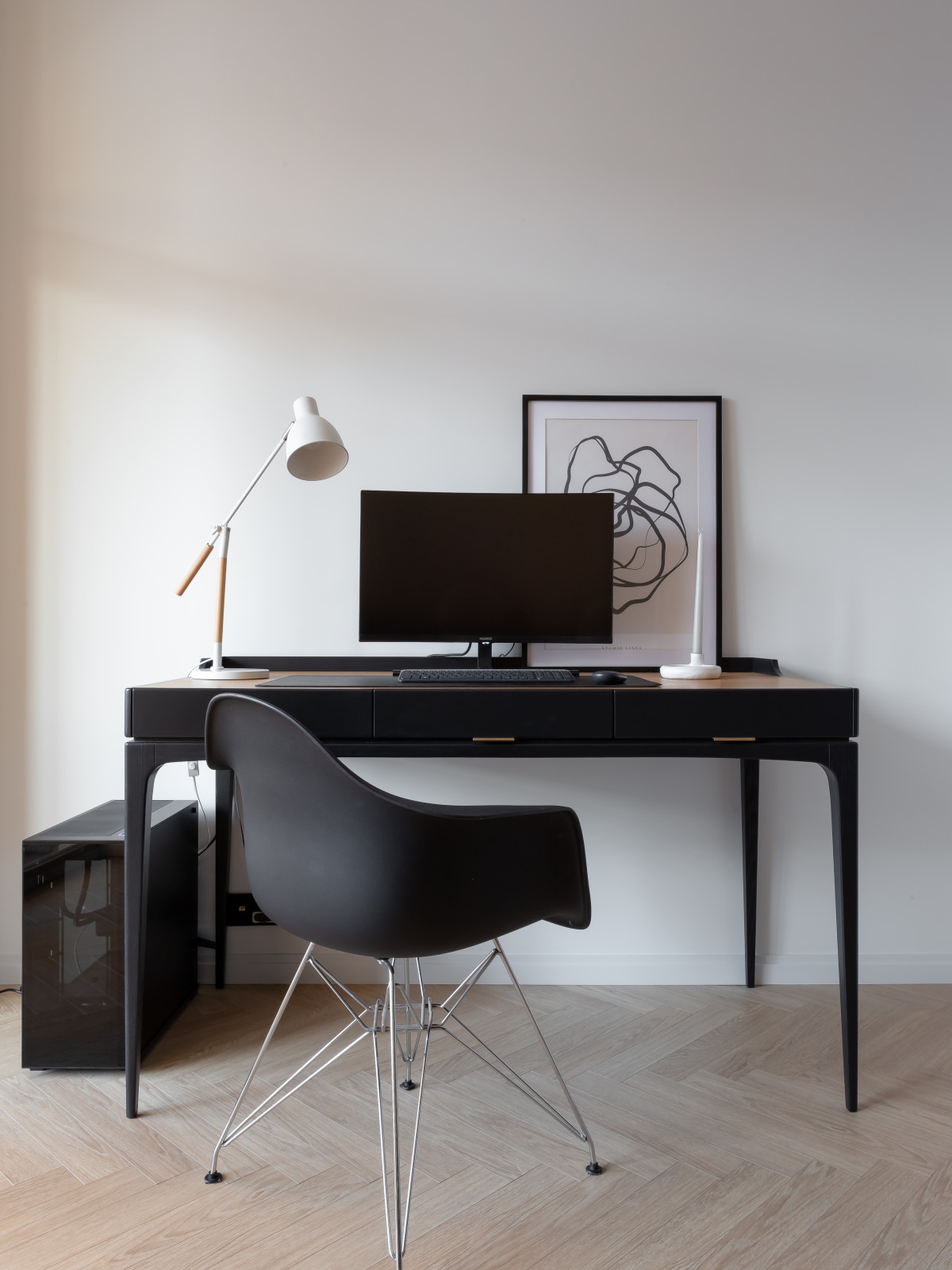 Графичный "Черно-белый" интерьер для студентки архитектурного ВУЗа