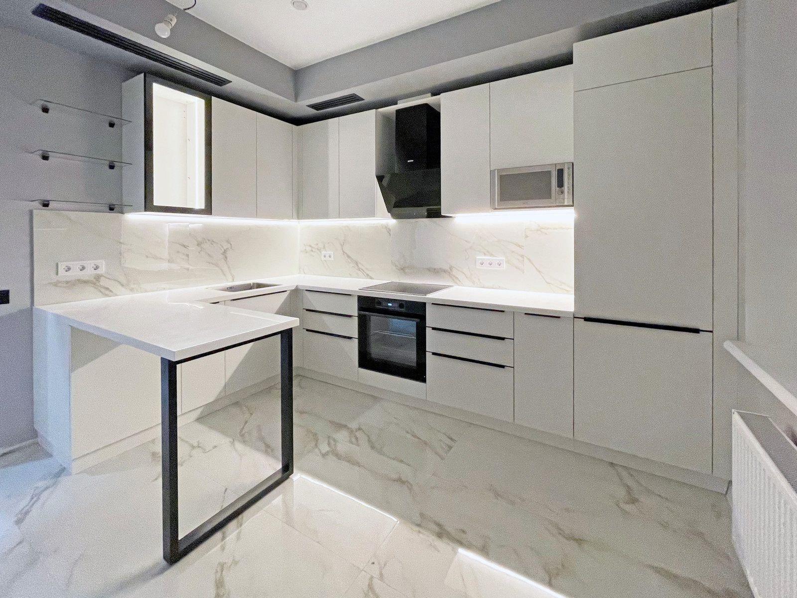 Обложка проекта: Стильная кухня с белыми фасадами Кристайл супер мат