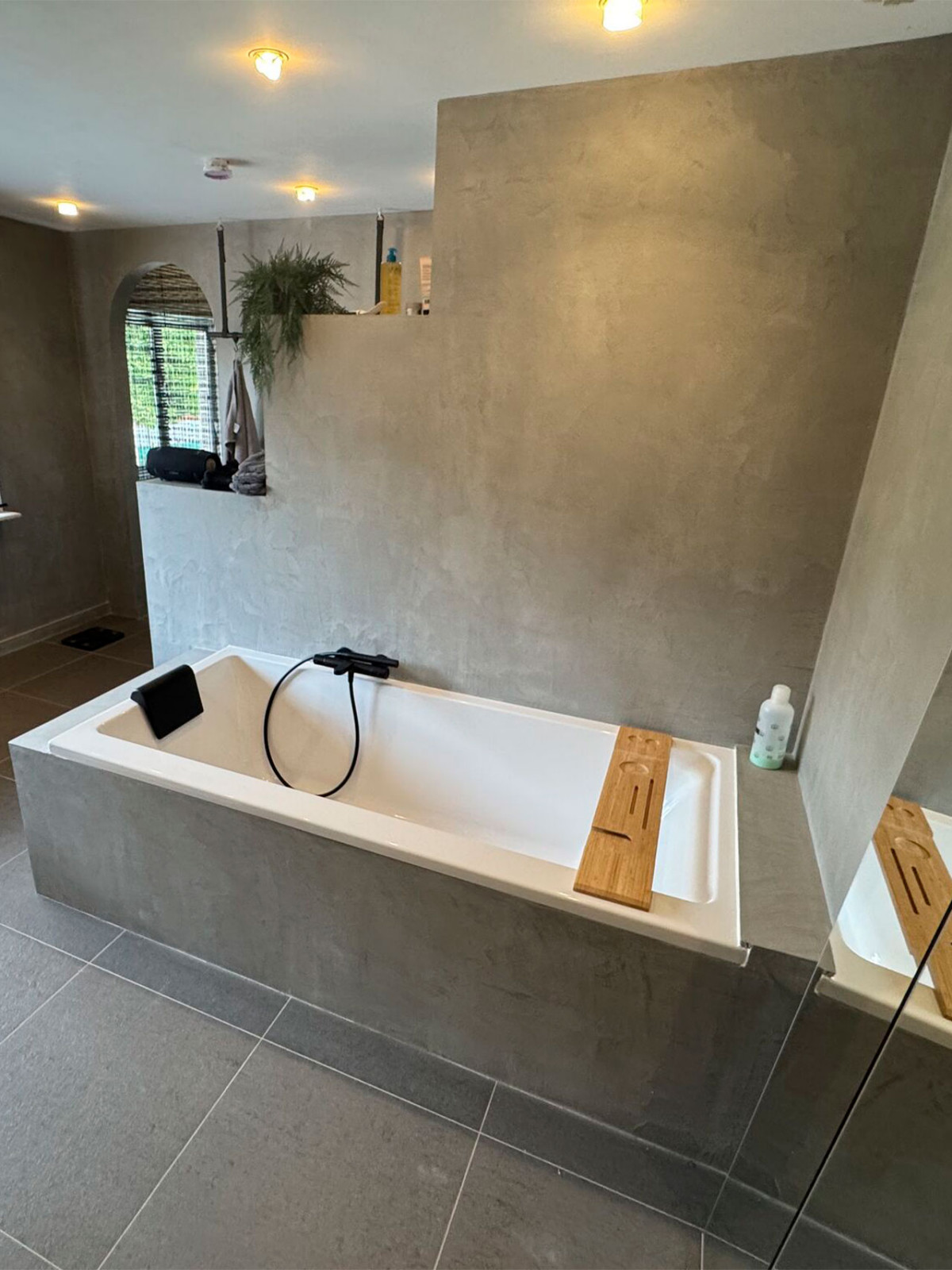 Современное решение для ванной: декоративная штукатурка под микроцемент