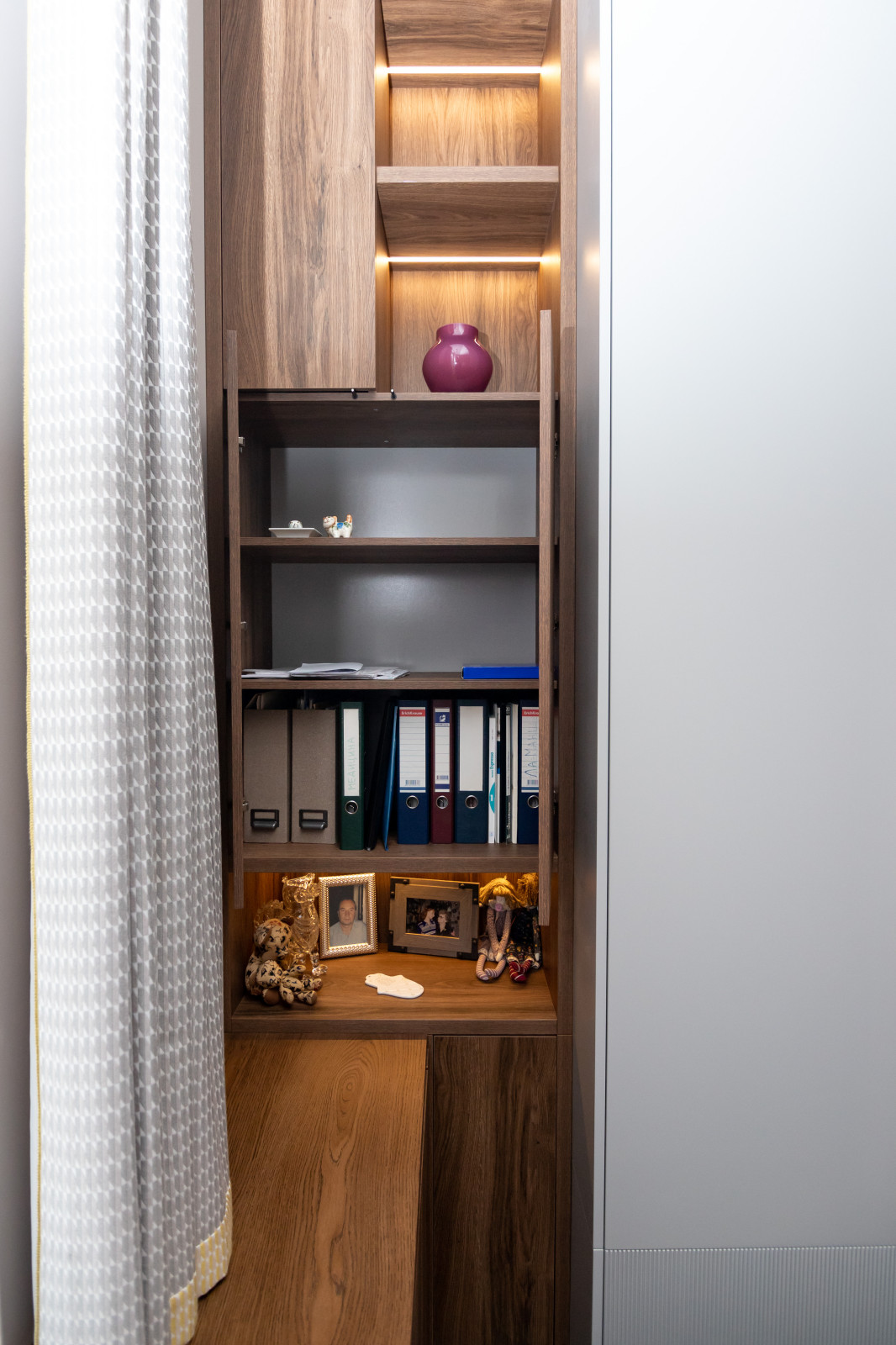 Меблировка спальни: шкаф, стеллаж и стол-подоконник