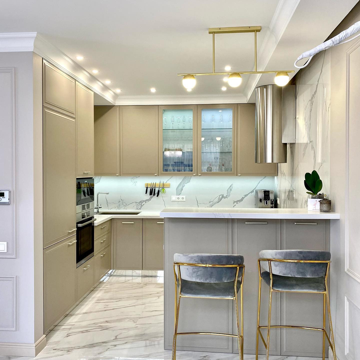 Угловая кухня с индивидуальной фрезеровкой фасадов