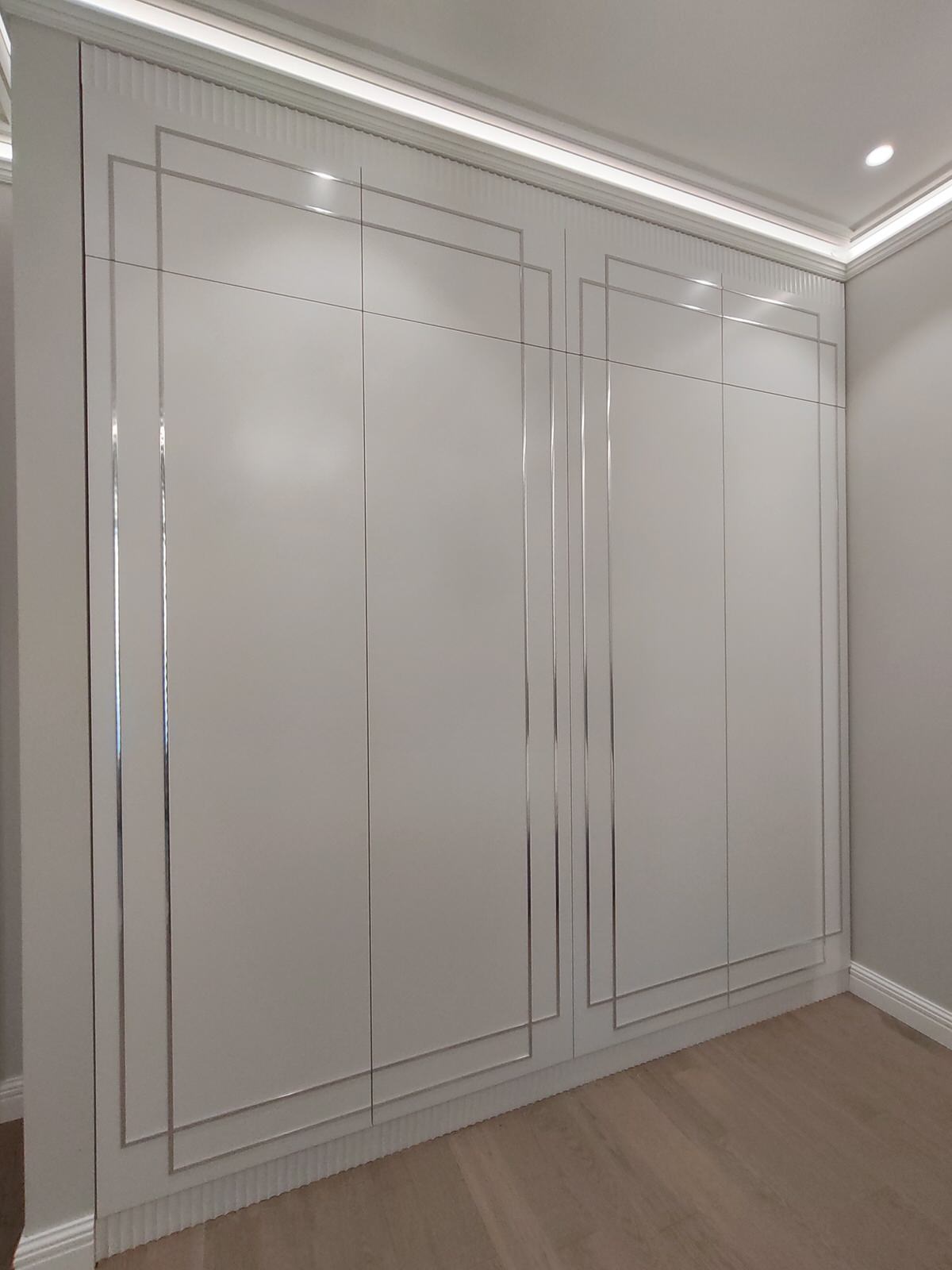 Шкаф распашной.