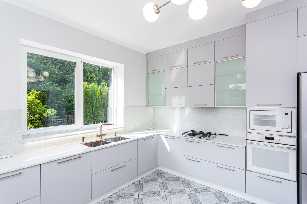 Кухня в современном стиле с каменной столешницей