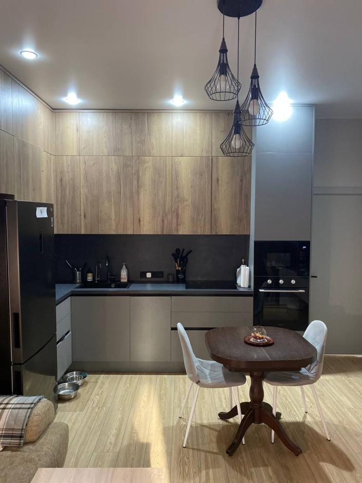 Кухня-гостиная с большим окном