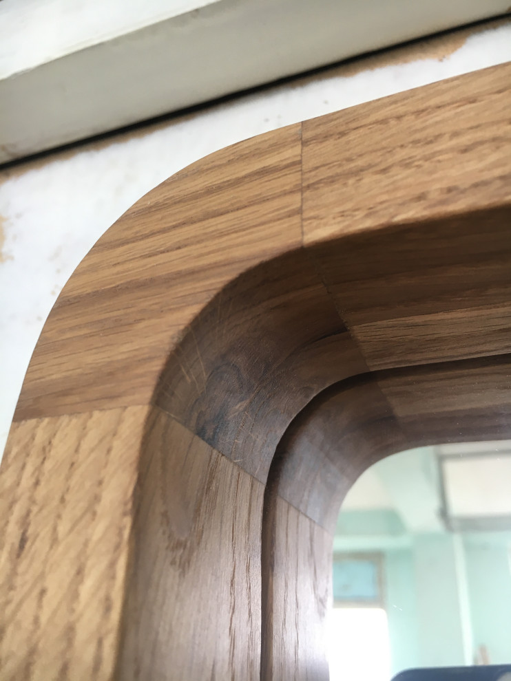 Зеркало в глубокой дубовой раме