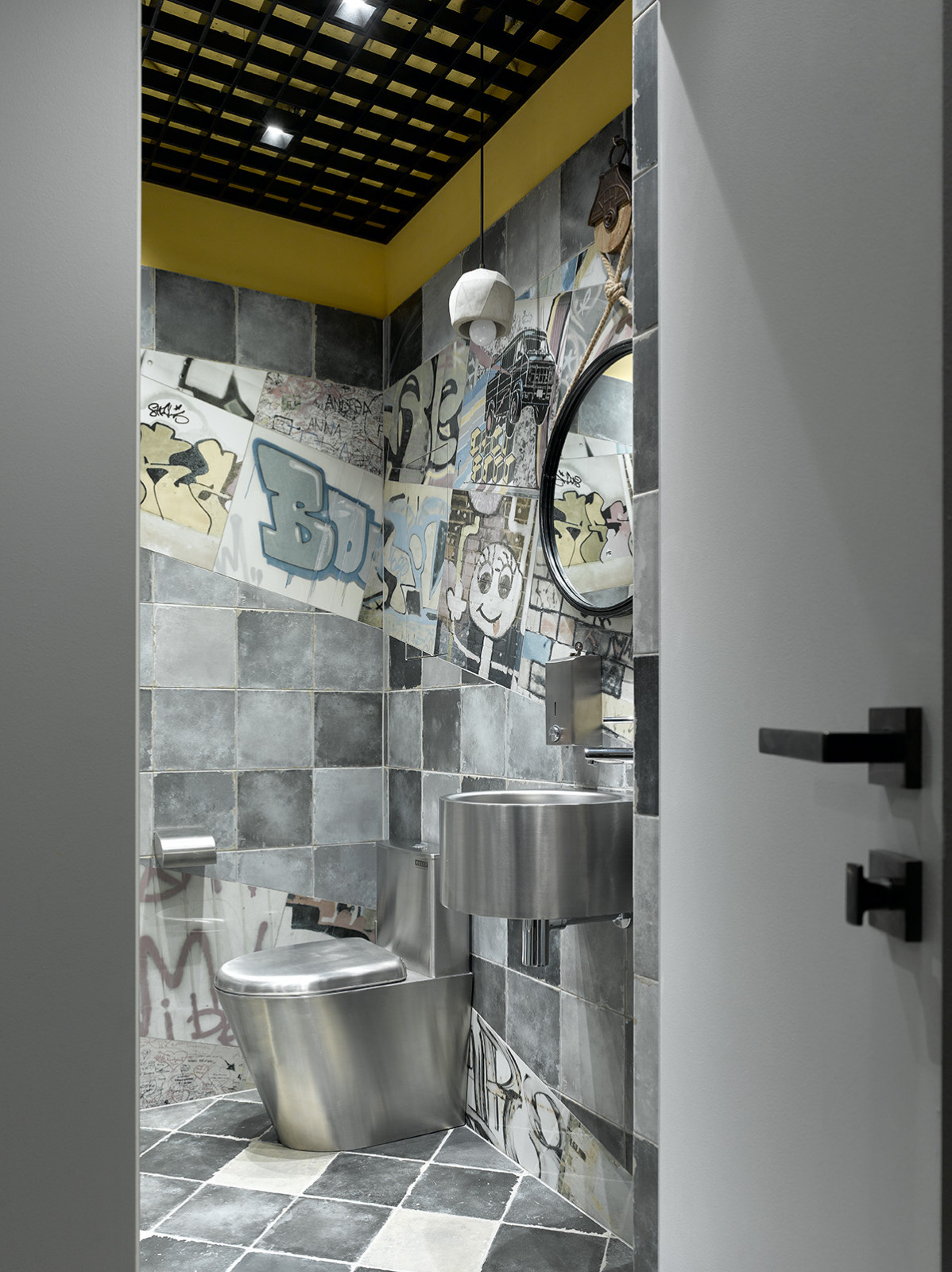 "Брутальный лофт в Московской новостройке"