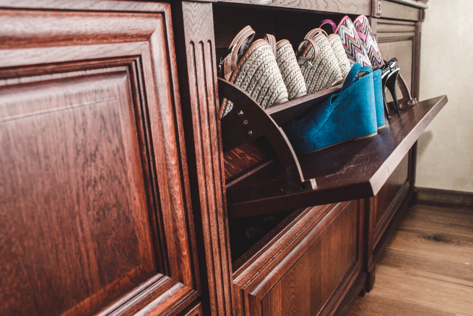 Обложка проекта: Обувница из массива дуба