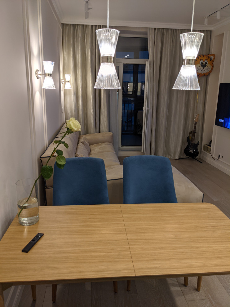 Маленькая белая кухня в неоклассическом стиле